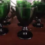 LOTE 335 - BELÍSSIMAS TAÇAS DE PÉ ALTO PARA VINHO, IMPORTADAS EXECUTADAS LOTE COM 11 TAÇAS NA TONALIDADE VERDE ESMERALDA 10 CM X 6,5 CM (NO ESTADO)