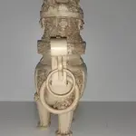 LOTE 261 - ARTE ORIENTAL - ESCULTURA DRAGÃO FEITO EM OSSO  PEÇA MUITO RARA DE ANOS 50, 30 CM ALTURA 30 DE COMPRIMENTO (NO ESTADO)