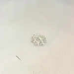 LOTE 302 - LOTE COM DUAS PEÇAS FLOREIRA ESTILO INGLÊS METAL ESPESSURADO  DIÂMETRO DE 10 CM E ALTURA DE 11 CM. CESTA EM METAL PRATEADO NUMERADA NA BASE. ALTURA DE 5,5 CM E DIÂMETRO DE 24 CM. (NO ESTADO)
