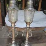 LOTE 195 - LINDAS LUMINÁRIAS ARTE DECOR EM METAL FUNCIONADO ATE O MOMENTO ESPESSURADO A PRATA CÚPULAS EM CRISTAL ALTURA 68 CM (NO ESTADO)