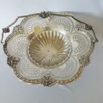 LOTE 287 - LINDA CESTA ESPESSURADA A PRATA MED 23 CM ALT E 28 CM DE DIÂMETRO.(NO ESTADO)