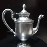 LOTE 257 - BULE ANTIGO EM METAL 19CM (NO ESTADO)