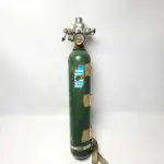 LOTE 231 - RARO SCOTT AVIATORS BREATHING - ANTIGO  PORTÁTIL DE OXIGÊNIO MODELO "SERIES 5009" USADO EM AERONAVE DA TRANSBRASIL,  MEDE 10 CM DE DIÂMETRO E 56 CM DE ALTURA. ARREMATADO POR: (NO ESTADO)