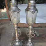 LOTE 195 - LINDAS LUMINÁRIAS ARTE DECOR EM METAL FUNCIONADO ATE O MOMENTO ESPESSURADO A PRATA CÚPULAS EM CRISTAL ALTURA 68 CM (NO ESTADO)