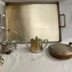 LOTE 338 - JOGO EM  METAL ESPESSURADO A PRATA COM 1 BANDEJA 1 QUEIJEIRA, 1 CATA MIGALHAS, 2 AÇUCAREIROS.(NO ESTADO)
