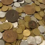 LOTE 320 - COLEÇAO COM COM 15 QUILOS DE MOEDAS MISTAS E RARAS GUARDADAS A ANOS (NO ESTADO)