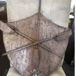 LOTE 269 - BRASÃO MUITO  ANTIGO COM ÓTIMOS DETALHES 60X 30CM (NO ESTADO)
