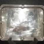 LOTE 327 - DUAS BANDEJAS EM METAL ESPESSURADO A PRATA (NO ESTADO)