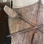 LOTE 269 - BRASÃO MUITO  ANTIGO COM ÓTIMOS DETALHES 60X 30CM (NO ESTADO)