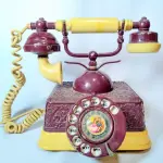 LOTE 340 - ANTIGO TELEFONE DE MESA ITALIANO, DÉCADA DE 30,  EM METAL ESMALTADO, COM GUARNIÇÕES EM RESINA,  24X28 CM. (NO ESTADO)
