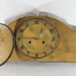 LOTE 282 - ANTIGO RELÓGIO DE MESA EM MADEIRA DE DUAS CORDAS , PRECISA DE REPAROS. 23 CM X 49 CM (NO ESTADO)