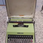 LOTE 559 - MÁQUINA DE ESCREVER ANTIGA FUNCIONANDO PERFEITAMENTE (NO ESTADO)