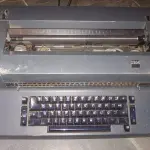 LOTE 571 - MÁQUINA DE ESCREVER IBM FUNCIONANDO PERFEITAMENTE (NO ESTADO)