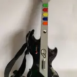 LOTE 535 - GUITARRA PLAYSTATION 2 USADA UMA VEZ E FOI GUARDADA ESTADO DE NOVO (NO ESTADO)