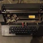 LOTE 571 - MÁQUINA DE ESCREVER IBM FUNCIONANDO PERFEITAMENTE (NO ESTADO)