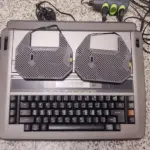 LOTE 560 - MÁQUINA DE ESCREVER ANTIGA FUNCIONANDO PERFEITAMENTE (NO ESTADO)