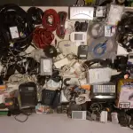 LOTE 464 - LOTE COM DIVERSOS ITENS INFORMÁTICAS CABOS PEÇAS, IMPRESSORAS (NO ESTADO)