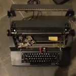 LOTE 571 - MÁQUINA DE ESCREVER IBM FUNCIONANDO PERFEITAMENTE (NO ESTADO)