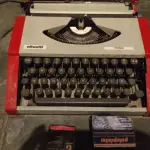 LOTE 551 - MÁQUINA DE ESCREVER ANTIGA FUNCIONANDO PERFEITAMENTE (NO ESTADO)
