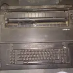 LOTE 572 - MÁQUINA DE ESCREVER TENPOET112  FUNCIONANDO PERFEITAMENTE (NO ESTADO)