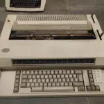 LOTE 570 - MÁQUINA DE ESCREVER ANTIGA SEM CABO DE FORÇA PRA TESTAR  (NO ESTADO)