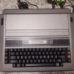 LOTE 560 - MÁQUINA DE ESCREVER ANTIGA FUNCIONANDO PERFEITAMENTE (NO ESTADO)
