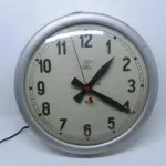 LOTE 476 - RELÓGIO DE PAREDE TAGUS SINCRO - ELÉTRICO, FUNCIONANDO CAIXA EM METAL BEM CONSERVADA VIDRO BOMBE, MEDE 36CM DE DIÂMETRO X 7,5CM DE PROFUNDIDADE.(NO ESTADO)