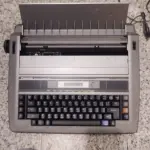 LOTE 555 - MÁQUINA DE ESCREVER ANTIGA FUNCIONANDO PERFEITAMENTE (NO ESTADO)