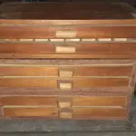 LOTE 477 - MÁQUINA DE PERSONALIZAR GUARDANAPOS CANETAS ETC COMPLETÍSSIMA COM  JOGOS DE LETRAS MANUSCRITAS,  MAIÚSCULAS, MINÚSCULAS, NÚMEROS, ROLOS DE FITAS PARA PERSONALIZAR (NO ESTADO)