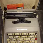 LOTE 550 - MÁQUINA DE ESCREVER ANTIGA FUNCIONANDO PERFEITAMENTE (NO ESTADO)