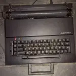 LOTE 549 - MÁQUINA DE ESCREVER ANTIGA FUNCIONANDO PERFEITAMENTE (NO ESTADO)