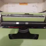 LOTE 559 - MÁQUINA DE ESCREVER ANTIGA FUNCIONANDO PERFEITAMENTE (NO ESTADO)