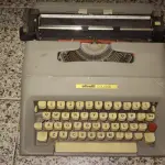 LOTE 565 - MÁQUINA DE ESCREVER ANTIGA FUNCIONANDO PERFEITAMENTE (NO ESTADO)