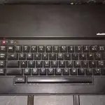 LOTE 552 - MÁQUINA DE ESCREVER ANTIGA FUNCIONANDO PERFEITAMENTE (NO ESTADO)