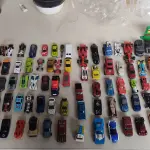 LOTE 447 - LOTE COM 100 CARRINHOS HOT WHEELS E OUTROS MODELOS (NO ESTADO)
