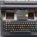 LOTE 538 - MÁQUINA DE ESCREVER ANTIGA FUNCIONANDO PERFEITAMENTE (NO ESTADO)