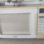 LOTE 519 - FORNO DE MICRO-ONDAS LIGANDO MAS NÃO OBEDECE OS COMANDOS DO PAINEL COM SUPORTE (NO ESTADO)