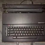 LOTE 549 - MÁQUINA DE ESCREVER ANTIGA FUNCIONANDO PERFEITAMENTE (NO ESTADO)