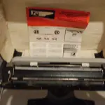 LOTE 546 - MÁQUINA DE ESCREVER ANTIGA FUNCIONANDO PERFEITAMENTE (NO ESTADO)