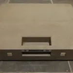 LOTE 568 - MÁQUINA DE ESCREVER ANTIGA FUNCIONANDO PERFEITAMENTE (NO ESTADO)