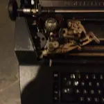 LOTE 571 - MÁQUINA DE ESCREVER IBM FUNCIONANDO PERFEITAMENTE (NO ESTADO)