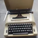 LOTE 537 - MÁQUINA DE ESCREVER ANTIGA (NO ESTADO)