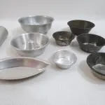 LOTE 486 - LOTE COM 232 FORMINHAS PARA EMPADAS, SALGADOS E DOCES EM ALUMÍNIO DE DIVERSOS MODELOS E TAMANHOS (NO ESTADO)