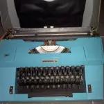 LOTE 568 - MÁQUINA DE ESCREVER ANTIGA FUNCIONANDO PERFEITAMENTE (NO ESTADO)