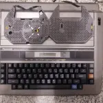 LOTE 555 - MÁQUINA DE ESCREVER ANTIGA FUNCIONANDO PERFEITAMENTE (NO ESTADO)