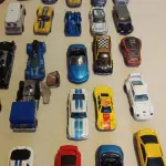 LOTE 451 - LOTE COM 100 CARRINHOS HOT WHEELS E OUTROS MODELOS (NO ESTADO)