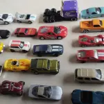 LOTE 453 - LOTE COM 100 CARRINHOS HOT WHEELS E OUTROS MODELOS (NO ESTADO)