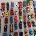 LOTE 447 - LOTE COM 100 CARRINHOS HOT WHEELS E OUTROS MODELOS (NO ESTADO)