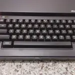 LOTE 562 - MÁQUINA DE ESCREVER ANTIGA FUNCIONANDO PERFEITAMENTE (NO ESTADO)