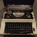 LOTE 548 - MÁQUINA DE ESCREVER ANTIGA FUNCIONANDO PERFEITAMENTE (NO ESTADO)